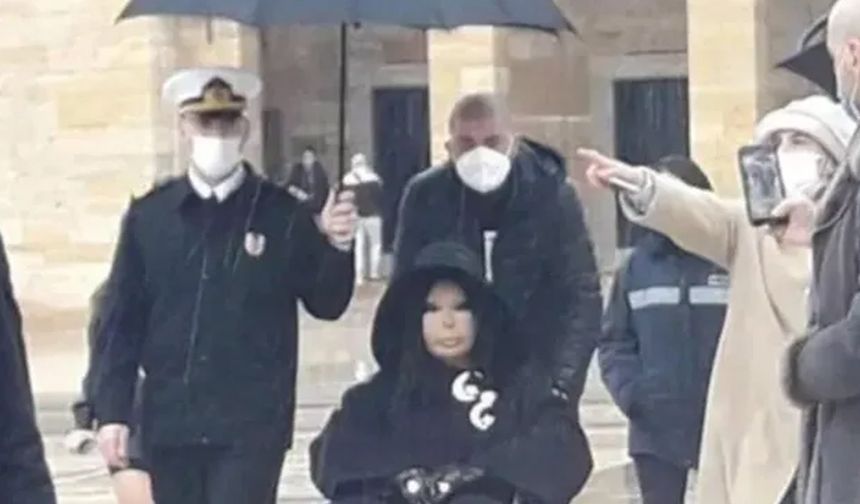 Anıtkabir’de Bülent Ersoy’a şemsiye tutan komutan görevden alındı