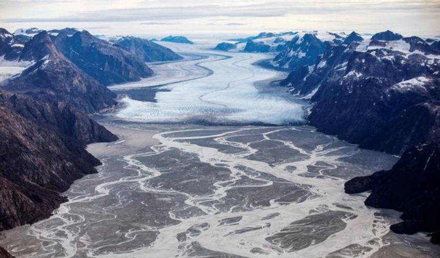 Eriyen dev buz dağından 152 milyar ton su yayıldı