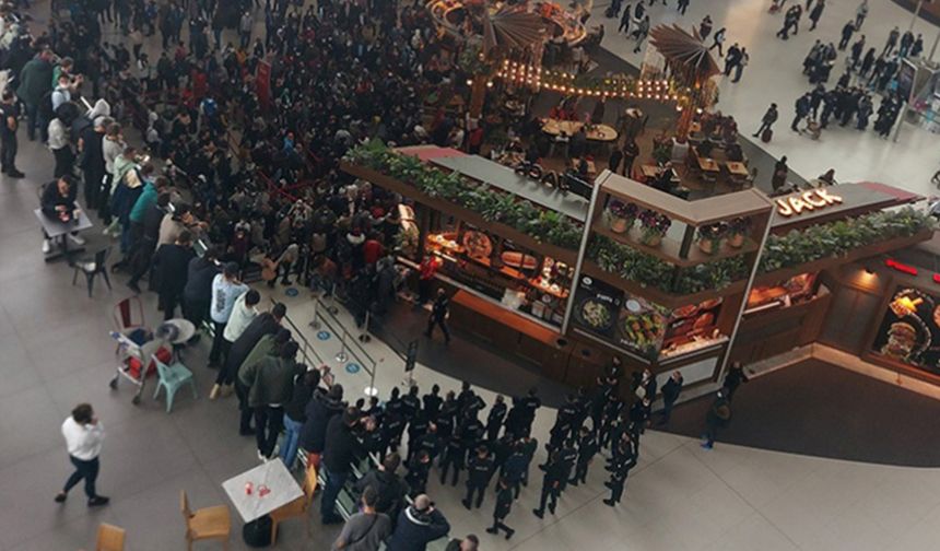 İstanbul Havalimanı'nda mahsur kalan turistlerden protesto: 'We need hotel'