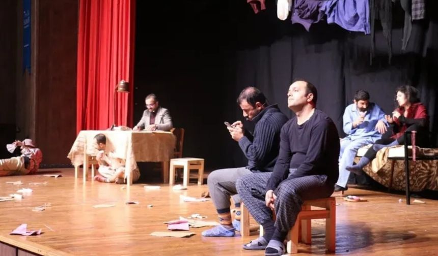 Kürtçe 'Serbaz' oyunu İstanbul'da sahnelenecek