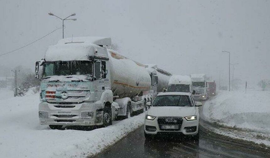 Kar yağışı nedeniyle ulaşıma kapanan yollar