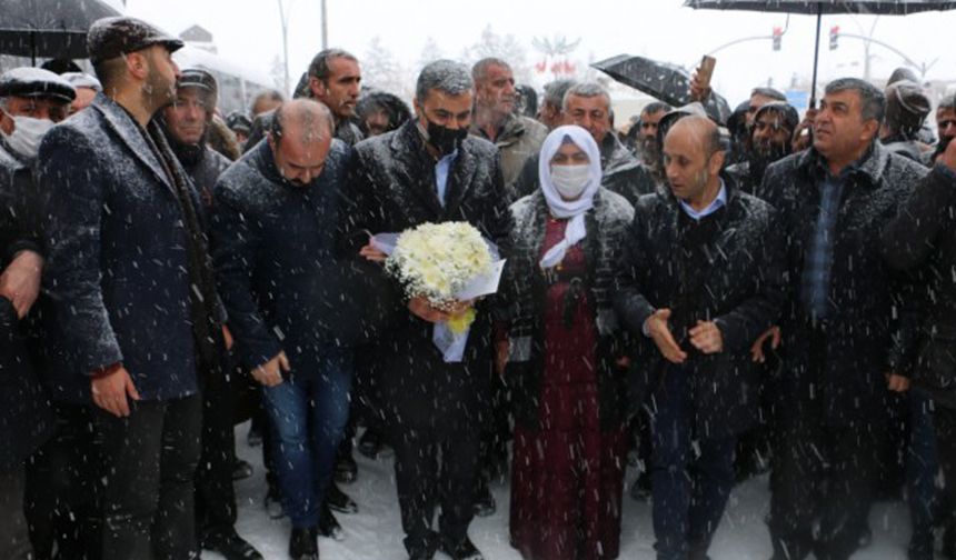 HDP’li Zeydan’a Yüksekova’da kitlesel karşılama
