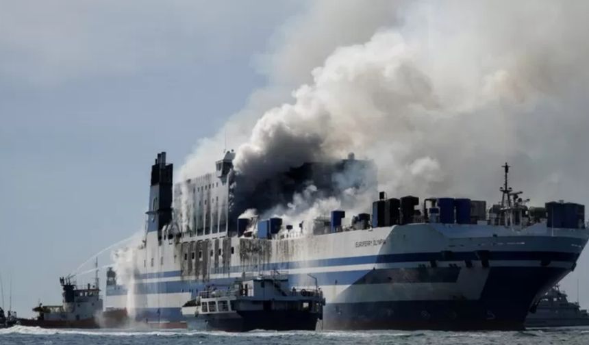 Yunanistan'daki feribot yangınında kayıp 12 kişi aranıyor
