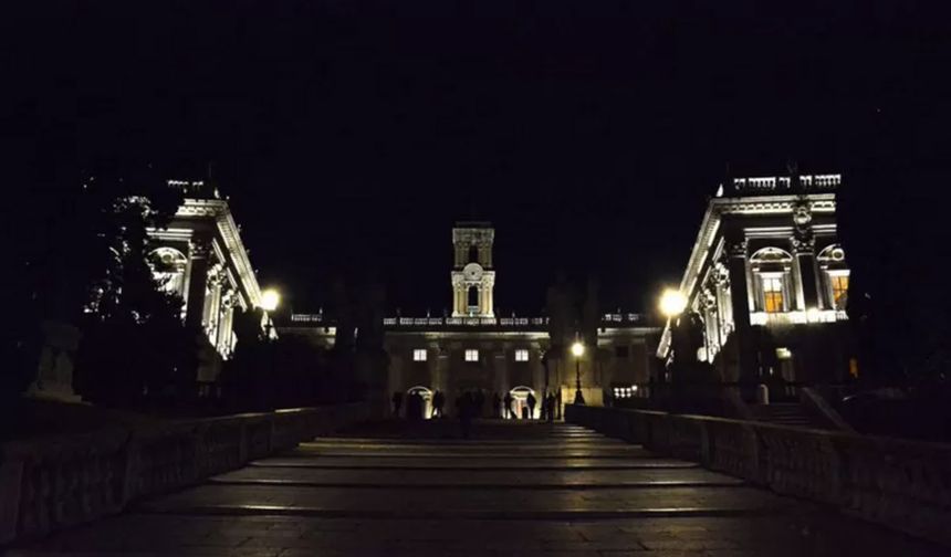 İtalya'da belediyeler enerji faturalarındaki artışı protesto etmek için anıtların ışığını söndürdü