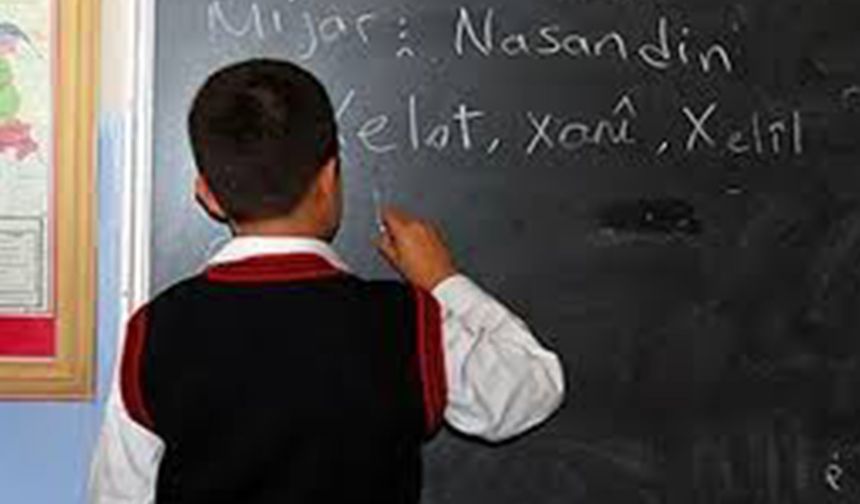 Kürdoloji Bölümü öğrencileri: Kürtçe öğretmen atamaları yetersiz