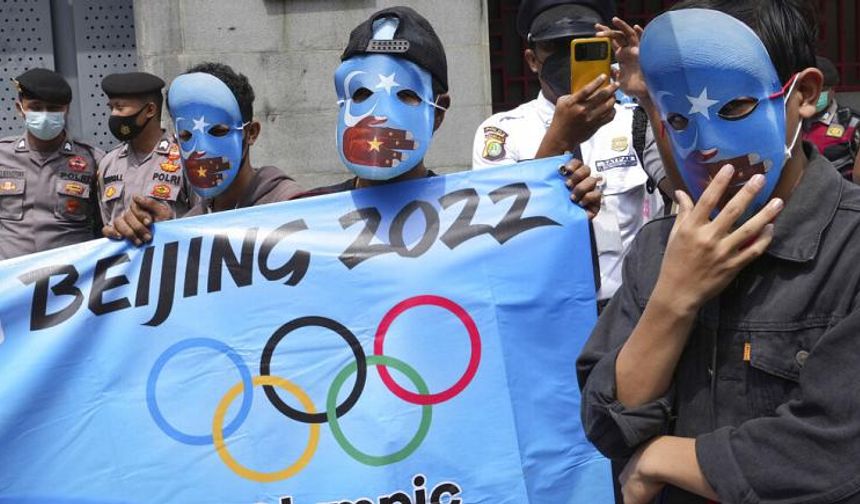 Uygur Türklerinden Pekin Kış Olimpiyatları'na protesto: Karda değil kanda