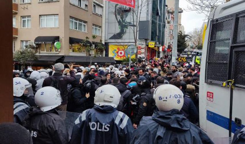 Taksim'de Feminist Gece Yürüyüşü’ne polis müdahale ediyor