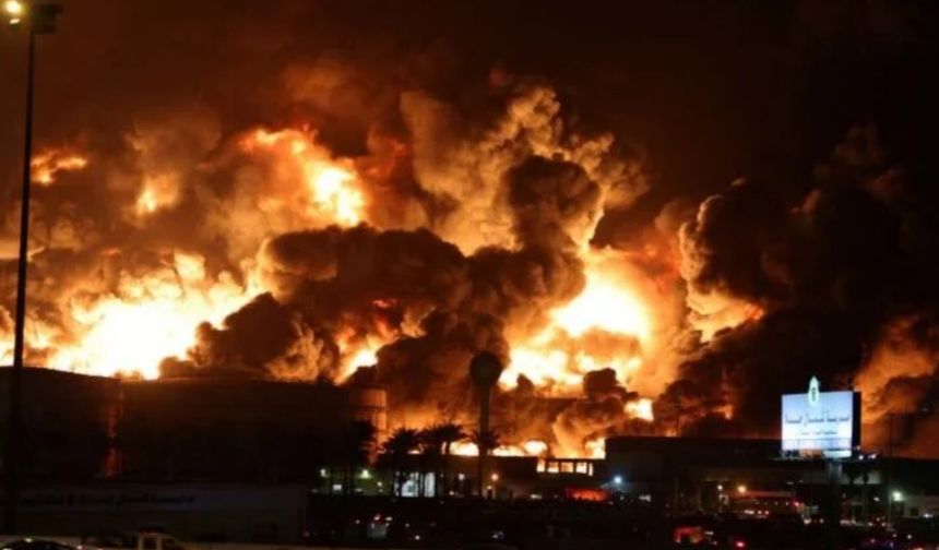 Husiler vurdu: Cidde'deki petrol tesislerinde yangın