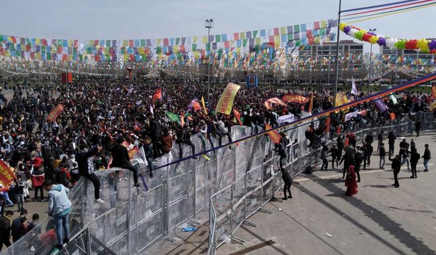 Diyarbakır'da 24 kadının gözaltına alındığı operasyona tepkiler devam ediyor