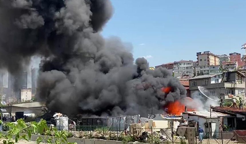 Ataşehir'de kağıt toplayıcılarının karton deposunda yangın