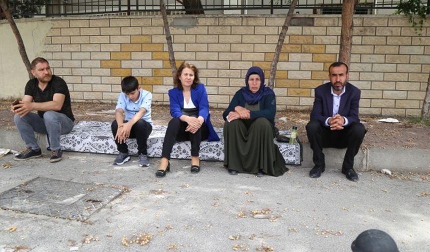 Şenyaşar ailesi bayramı adliye önünde karşıladı