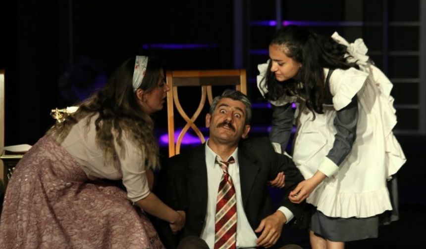 Kaymakamlık Kürtçe tiyatro oyununu iptal etti