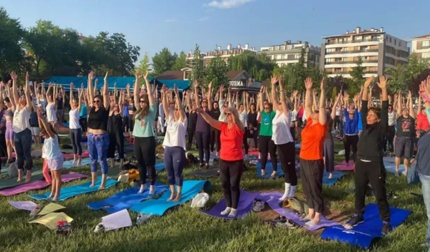 Eskişehir’de kadınlar engellemeye yoga yaparak tepki gösterdi