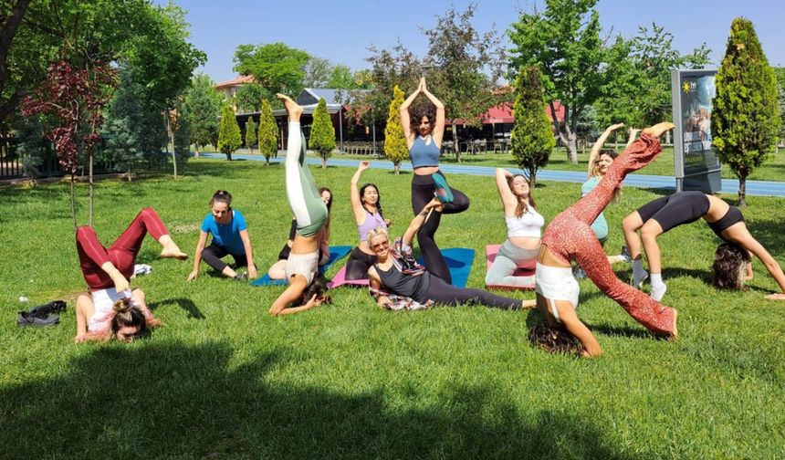 Parkta yoga yapanlar CİMER’e şikayet edildi
