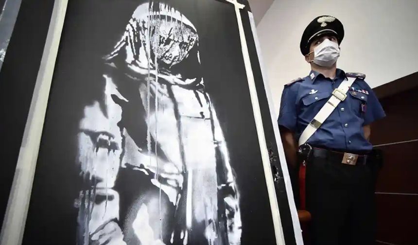 Hırsızlar, Banksy'nin Bataclan kapısı eserini levyeyle çalmış