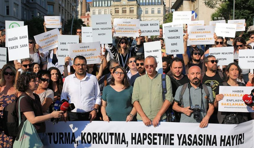 Gazeteciler Sosyal Medya Yasa Tasarısı'na karşı Şişhane'de toplandı: Bu tasarıyla baskı daha da artacak