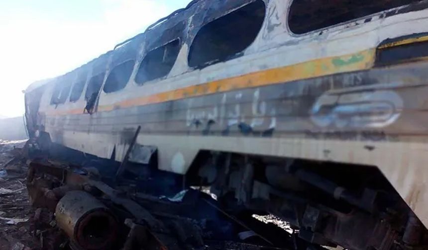 İran'da yolcu treni raydan çıktı: 17 ölü