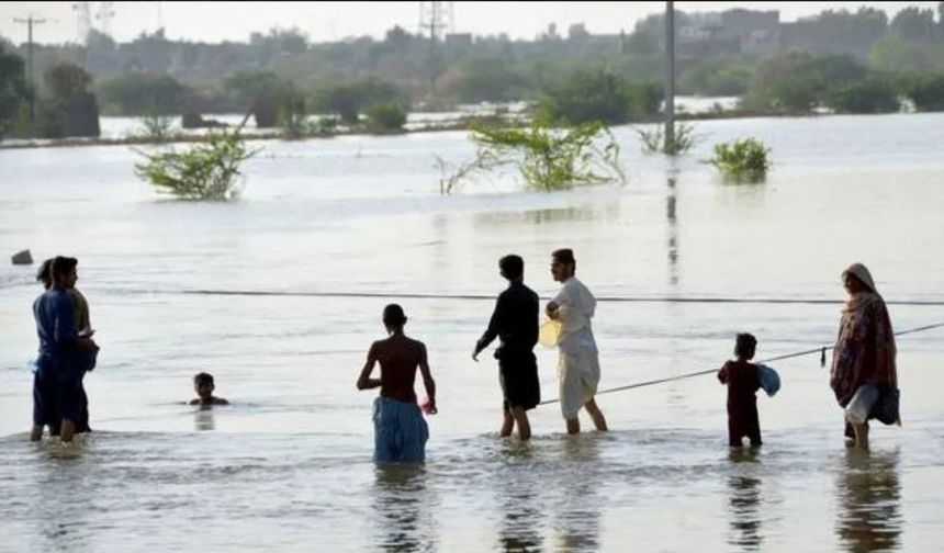 Pakistan'da muson yağmurlarında ölenlerin sayısı bin 200'ü geçti