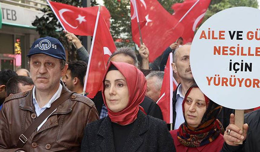 KTÜ Rektörü ve AKP milletvekili LGBTİ+ karşıtı nefret yürüyüşüne katıldı