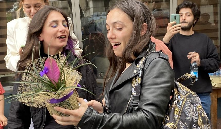 Merve Dizdar oy kullandığı okulda çiçeklere karşılandı
