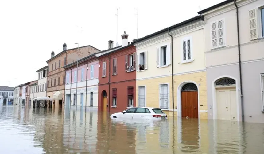 İtalya'da sel: Zarar gören kitaplar dondurularak kurtarılacak