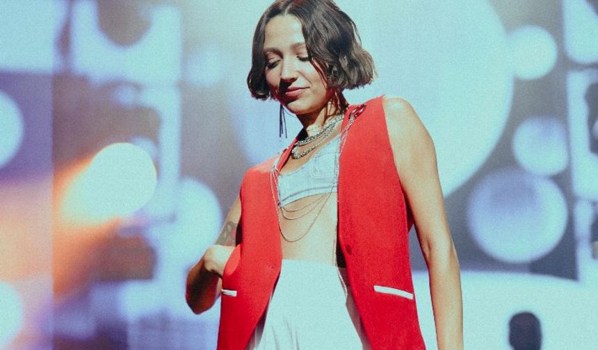 Zeynep Bastık'ın yeni şarkısı üç platformda bir numara