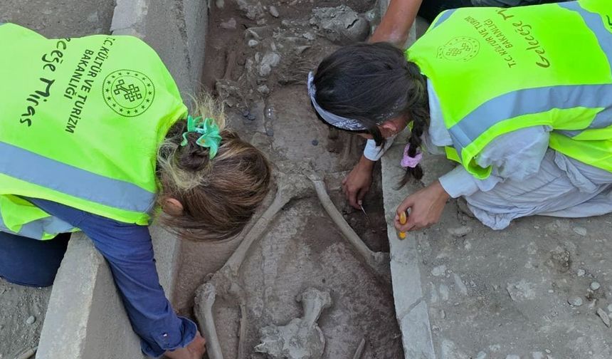 Aspendos'ta 2 bin 400 yıllık güreşçi mezarı keşfedildi