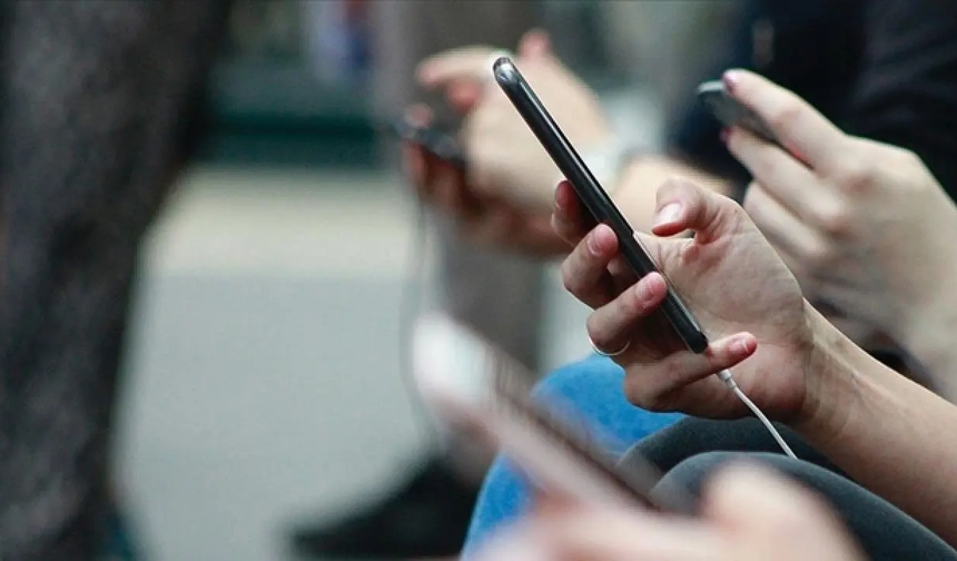 Fransa'da liselerde cep telefonu yeni eğitim yılından itibaren yasaklandı