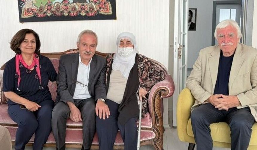 Mızraklı, Demirtaş'ın annesini ziyaret etti