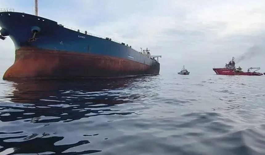 Karadeniz'de Türk sahipli gemi vuruldu: 2 denizci öldü