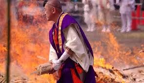 Japonya&#039;da her yıl geleneksel olarak yapılan Maount Takao Ateş Üzerinde Yürüme Festivali&#039;nde binlerce kişi ateş üzerinde yürünerek ruhunu arındırdı.