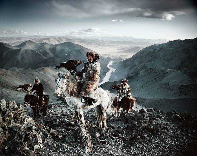 İngiliz Fotoğrafçı Jimmy Nelson, “Before They Pass Away” (Onlar Ölmeden Önce) ismini verdiği projesi için Dünya’nın en uzak uçlarına kadar gidip Dünyanın nadir nesli tükenmemiş yerli kabilelerinin örf ve adetlerini kayıt altına almış.
Moğolistan'ın batısında bulunan yarı göçmen Kazaklar. Kış aylarında, av mevsiminde Asya bozkırının en olağan görüntüsü: at üstünde başı kürk şapkayla kaplı bir avcı…