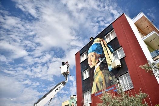 Mersin&#039;de, Toroslar Belediyesi tarafından başlatılan proje kapsamında, dünyaca ünlü ressamların eserleri bir bulvar üzerindeki evlerin duvarlarına yansıtıldı.