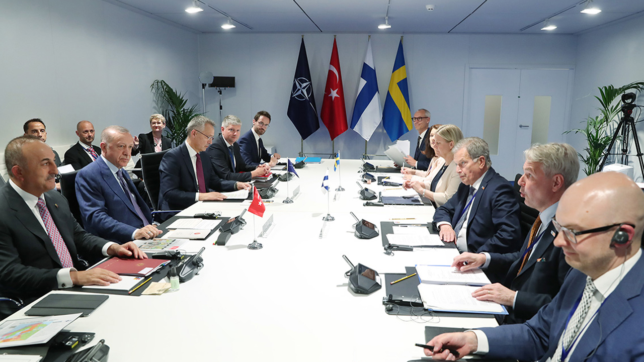 Türkiye, İsveç, Finlandiya ve NATO arasındaki 4'lü zirve Madrid'de başladı
