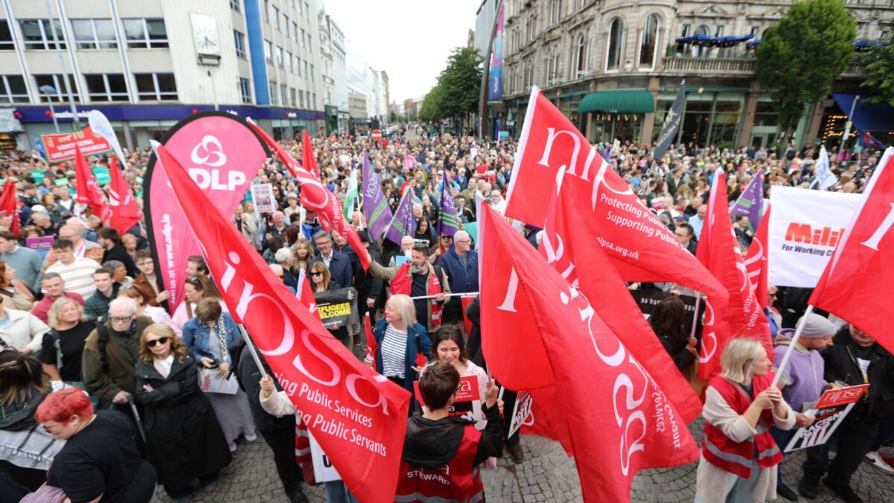 Kuzey İrlanda'da ırkçı saldırılara karşı dev miting