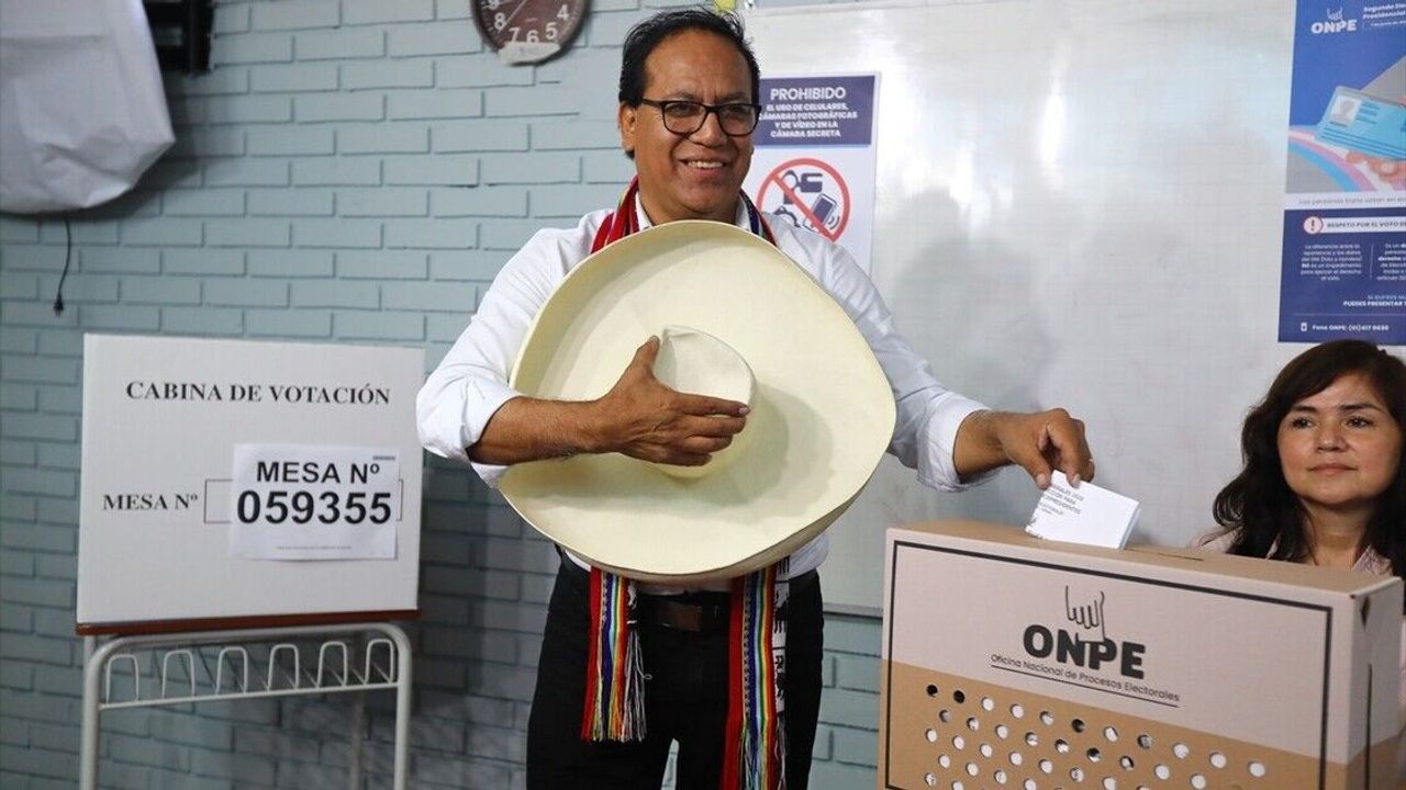 Peru'da solcu Sanchez öne geçti
