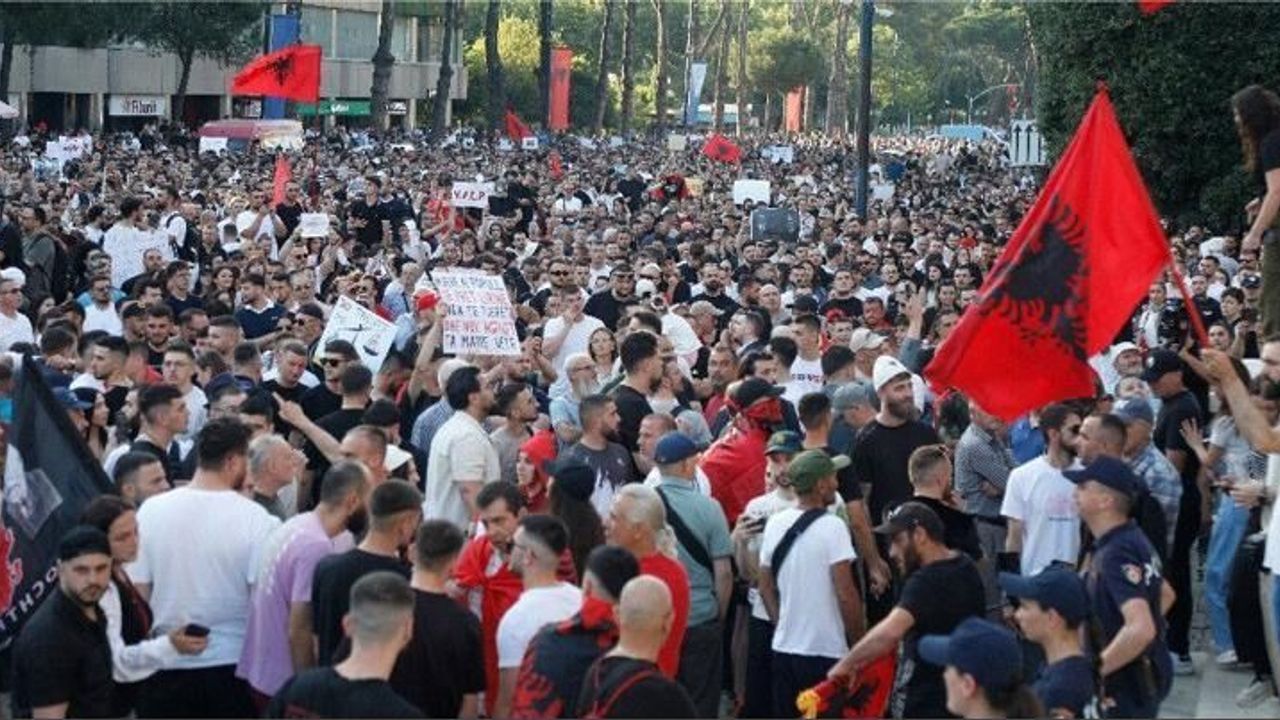 'Trumpgillere' Tiran'da soğuk duş: Arnavutluk satılık değil