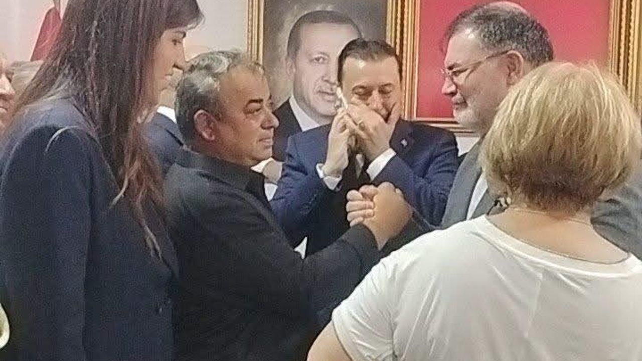 Menderes Belediyesi AK Parti'ye geçti: CHP'li Meclis Üyesi AK Parti İl Başkanı ile seçimi kutladı