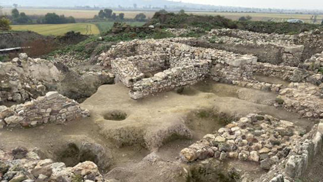 Balıkesir’deki kazıda 2 bin 600 yıllık fırından tohumlar çıktı