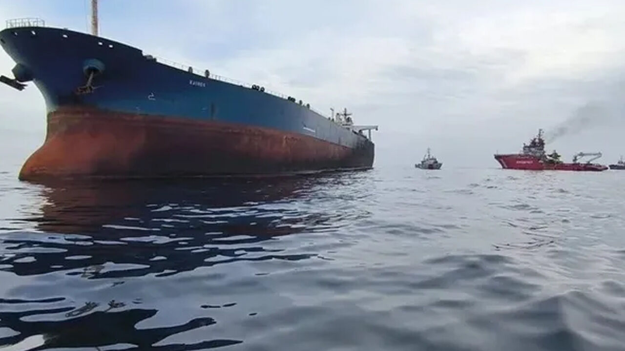 Karadeniz'de Türk sahipli gemi vuruldu: 2 denizci öldü